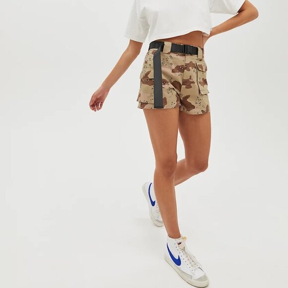ARITZIA TNA NWOT Camo High Rise Cargo Short Size Small - Picture 2 of 5